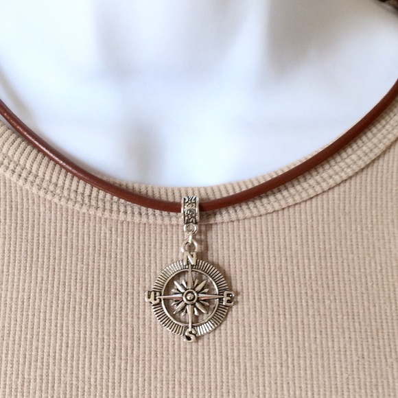 Compass leather choker necklace - Picture 4 of 5